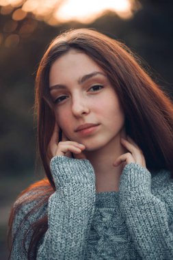 Yüz dokunmadan eller genç kadın portresi