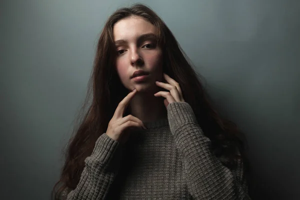 Gri Arka Yüzünde Dokunmadan Eller Genç Kadın Portresi — Stok fotoğraf