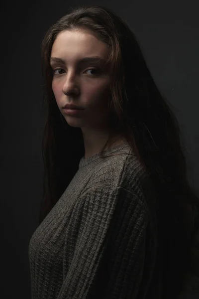 Portrait Young Woman Posing Dark Background — Stock Photo, Image