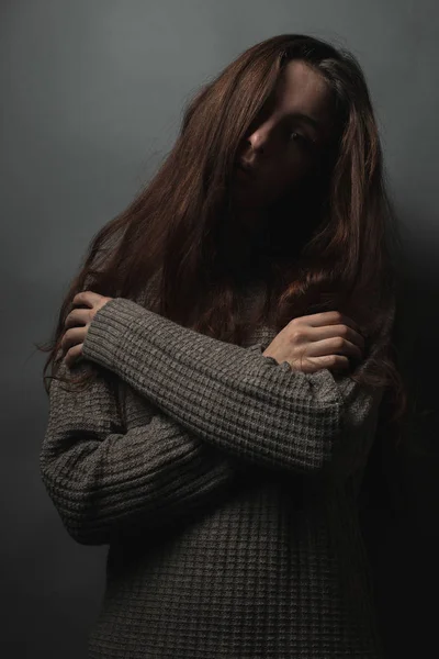 Eller Gri Arka Plan Üzerinde Geçiş Genç Kadın Portresi — Stok fotoğraf