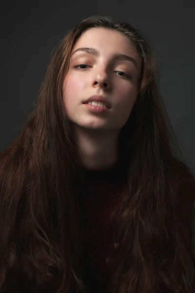 Retrato Mujer Joven Sobre Fondo Gris —  Fotos de Stock