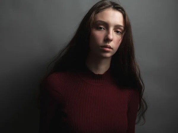 Retrato Mujer Joven Sobre Fondo Gris —  Fotos de Stock