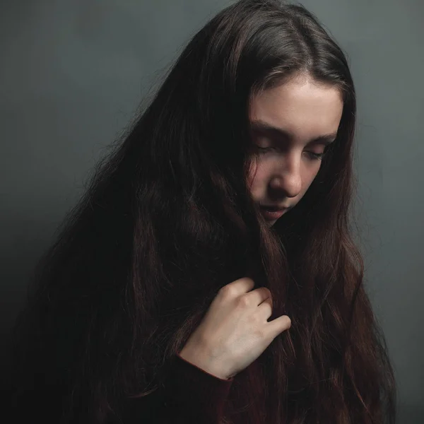 Портрет Молодой Женщины Длинными Волосами Сером Фоне — стоковое фото