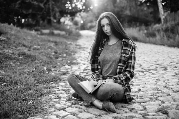 Svartvitt Foto Ung Kvinna Sitter Gatsten Road Med Bok — Stockfoto