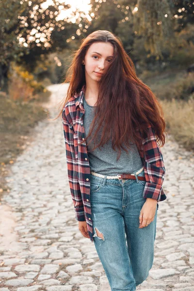 Jonge Vrouw Die Zich Voordeed Platteland Onscherpe Achtergrond — Stockfoto