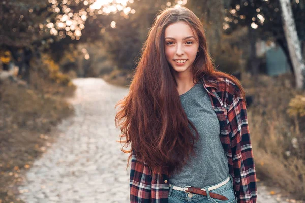 Femme Souriante Marchant Campagne — Photo