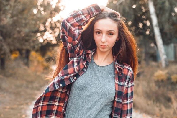 Mujer Joven Posando Campo Sobre Fondo Borroso — Foto de Stock