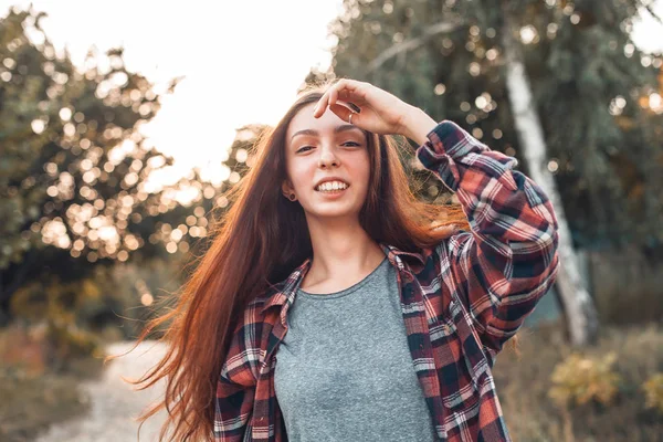 Lachende Jonge Vrouw Lopen Buiten — Stockfoto