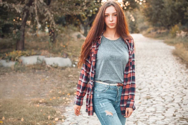 Junge Frau Posiert Auf Dem Land Vor Verschwommenem Hintergrund — Stockfoto