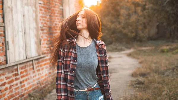 Młoda Kobieta Rude Włosy Chodzenie Wsi Podczas Zachodu Słońca — Zdjęcie stockowe