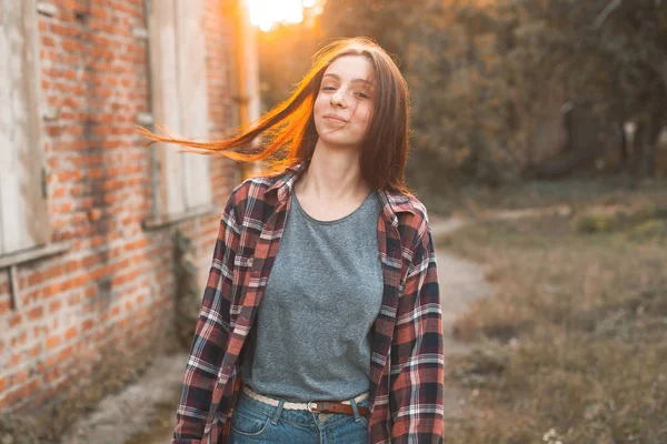 日没時に田舎で歩く若い女性 — ストック写真