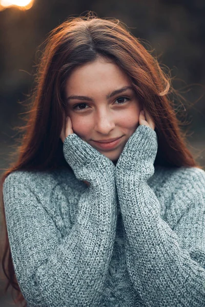 Retrato Mujer Joven Con Las Manos Cara Sobre Fondo Borroso — Foto de Stock