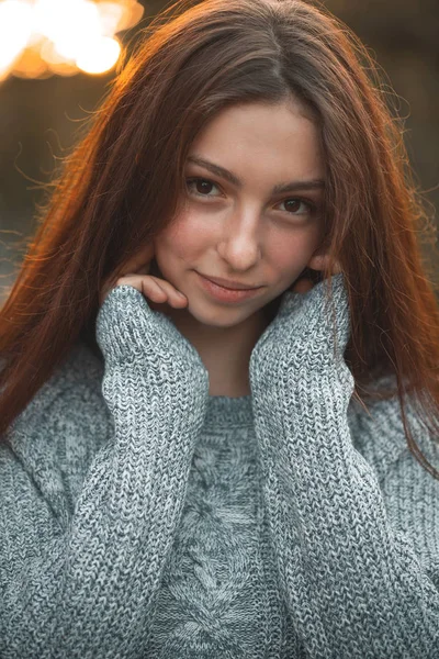 首に手を持つ若い女性の肖像画 — ストック写真
