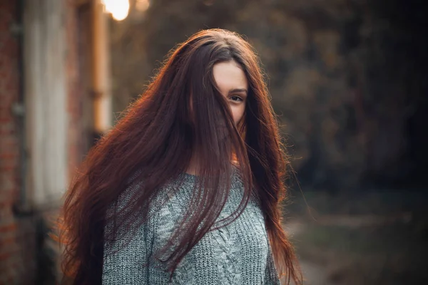 Junge Frau Mit Langen Roten Haaren Auf Verschwommenem Hintergrund — Stockfoto