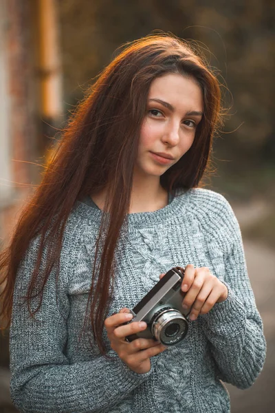 Jonge Vrouw Met Camera Onscherpe Achtergrond — Stockfoto