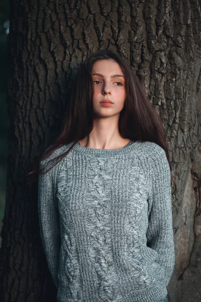 Молодая Женщина Длинными Волосами Позирует Возле Коры Дерева — стоковое фото