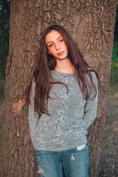 Mujer Joven Con Pelo Largo Posando Cerca Del Árbol — Foto de Stock