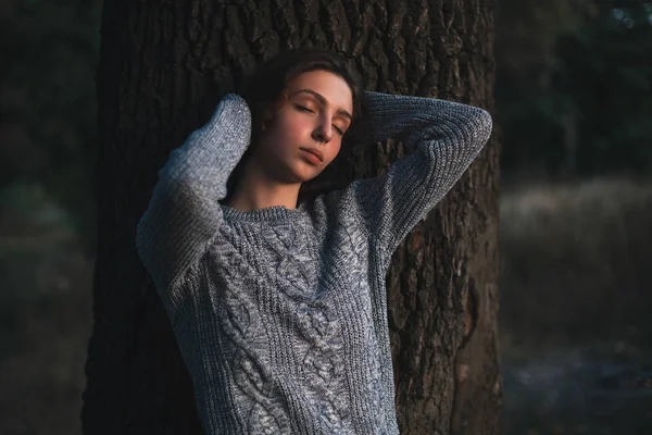 Junge Frau Mit Geschlossenen Augen Posiert Der Nähe Der Baumrinde — Stockfoto