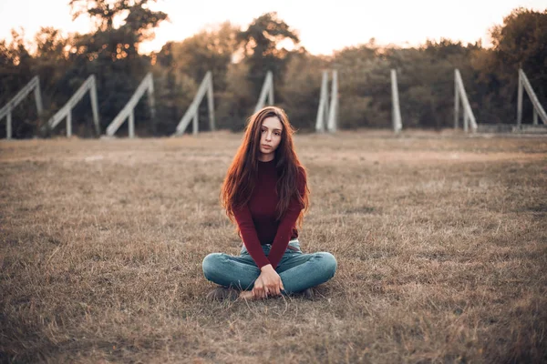 Jonge Vrouw Zittend Stadion Veld — Stockfoto