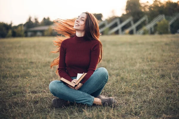 Jonge Vrouw Zittend Stadion Veld Met Boek — Stockfoto