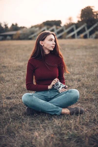 Mujer Joven Sentada Sosteniendo Cámara Campo Del Estadio — Foto de Stock