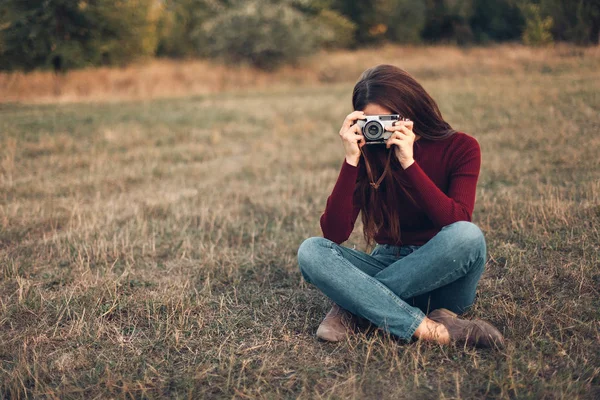 Jeune Femme Assise Prenant Des Photos Sur Terrain — Photo