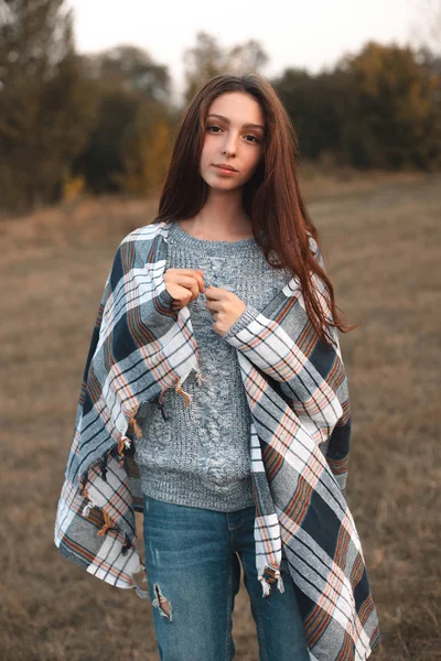 Young Woman Plaid Shoulders Standing Field — Stock Photo, Image