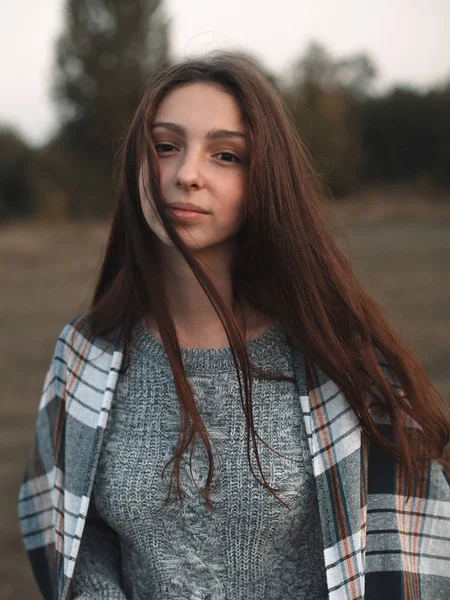 Retrato Mujer Joven Con Cuadros Sobre Hombros Pie Campo —  Fotos de Stock