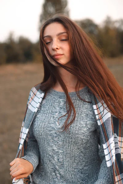 Jeune Femme Avec Plaid Sur Les Épaules Debout Sur Terrain — Photo