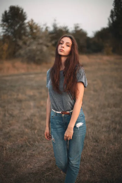 Jovem Posando Campo Com Árvores — Fotografia de Stock