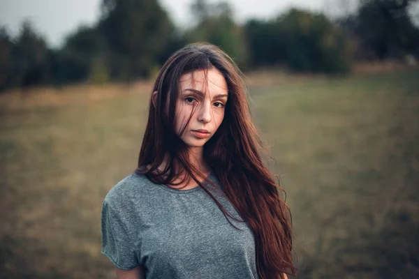 Ung Kvinna Med Långt Hår Fältet Suddiga Träd Bakgrund — Stockfoto