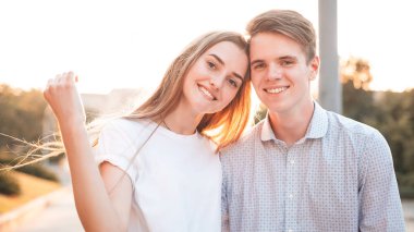 Genç adam ve kadın şehir sokak üzerinde geziniyor