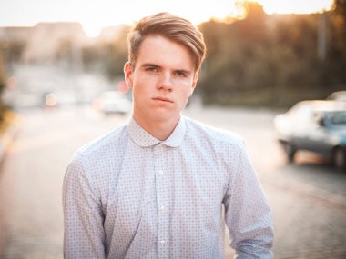 Caddenin üzerinde Beyaz tişörtlü genç adam portresi 