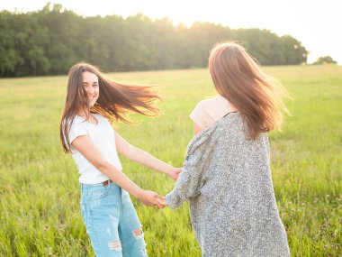 eğlenceli sahada iki genç kadın