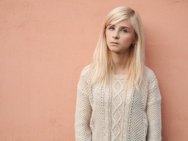 Genç sarışın kadın, pembe arka plan poz