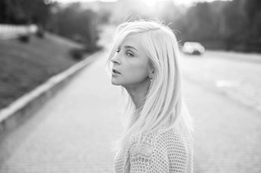 Genç sarışın kadın şehir sokak yürüyüş profilde tek renkli fotoğraf 