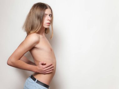 Çift cinsiyetli genç adam beyaz arka plan üzerinde üstsüz poz