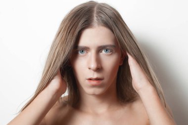 Beyaz arka plan üzerinde çift cinsiyetli genç adam portresi