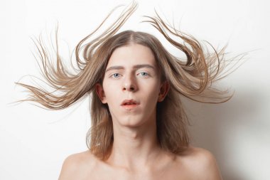 Çift cinsiyetli genç adam kıllı beyaz arka plan üzerinde Rüzgar