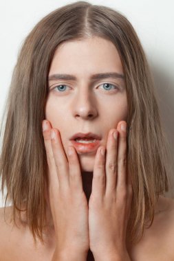 Çift cinsiyetli genç adam uzun saçlı portresi kapatın