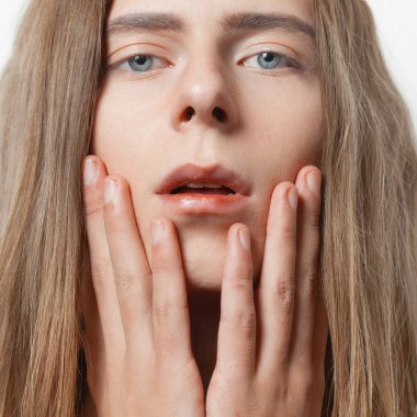 Çift cinsiyetli genç adam uzun saçlı portresi kapatın