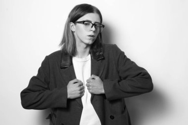 Tek renkli gözlük ve kat çift cinsiyetli genç adam portresi