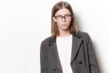 Gözlük ve kat çift cinsiyetli genç adam portresi