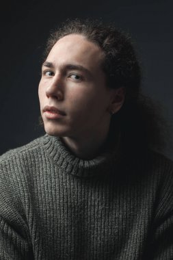 kıvırcık saçlı genç adam portresi