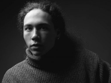 Tek renkli portre studio poz gencin