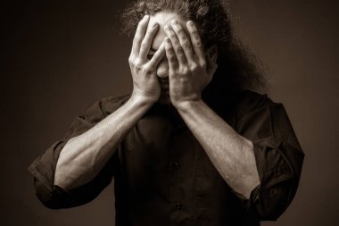 Tek renkli desperateness kıvırcık saçlı genç adam portresi