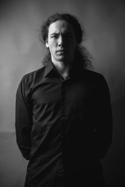 Tek renkli portre studio poz gencin