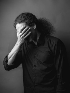 Tek renkli desperateness kıvırcık saçlı genç adam portresi