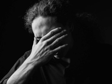 Tek renkli desperateness kıvırcık saçlı genç adam portresi