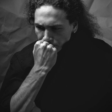 Tek renkli düşünceli genç adam portresi 